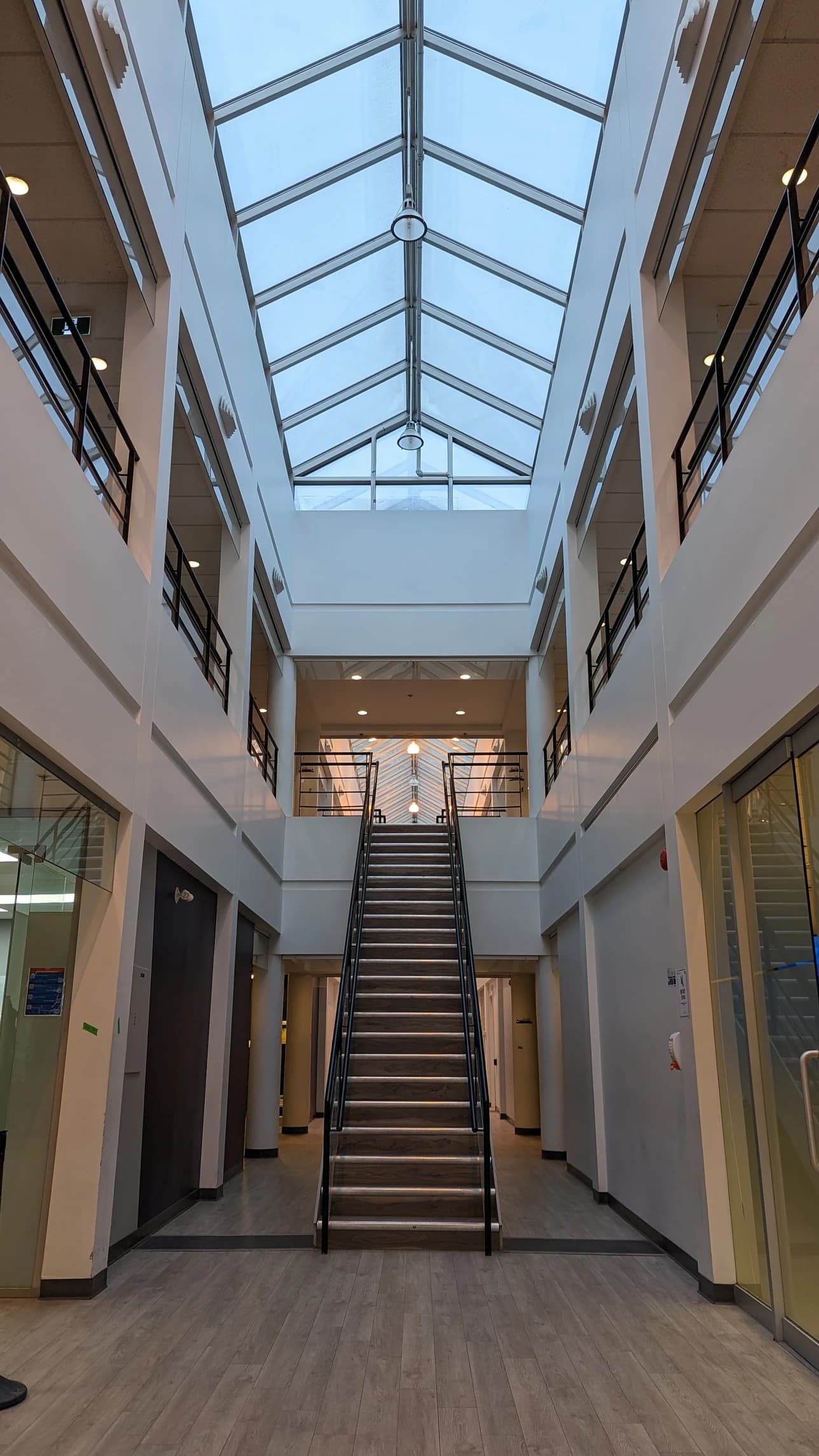 Loyalist College Toronto giriş / atrium fotoğrafı