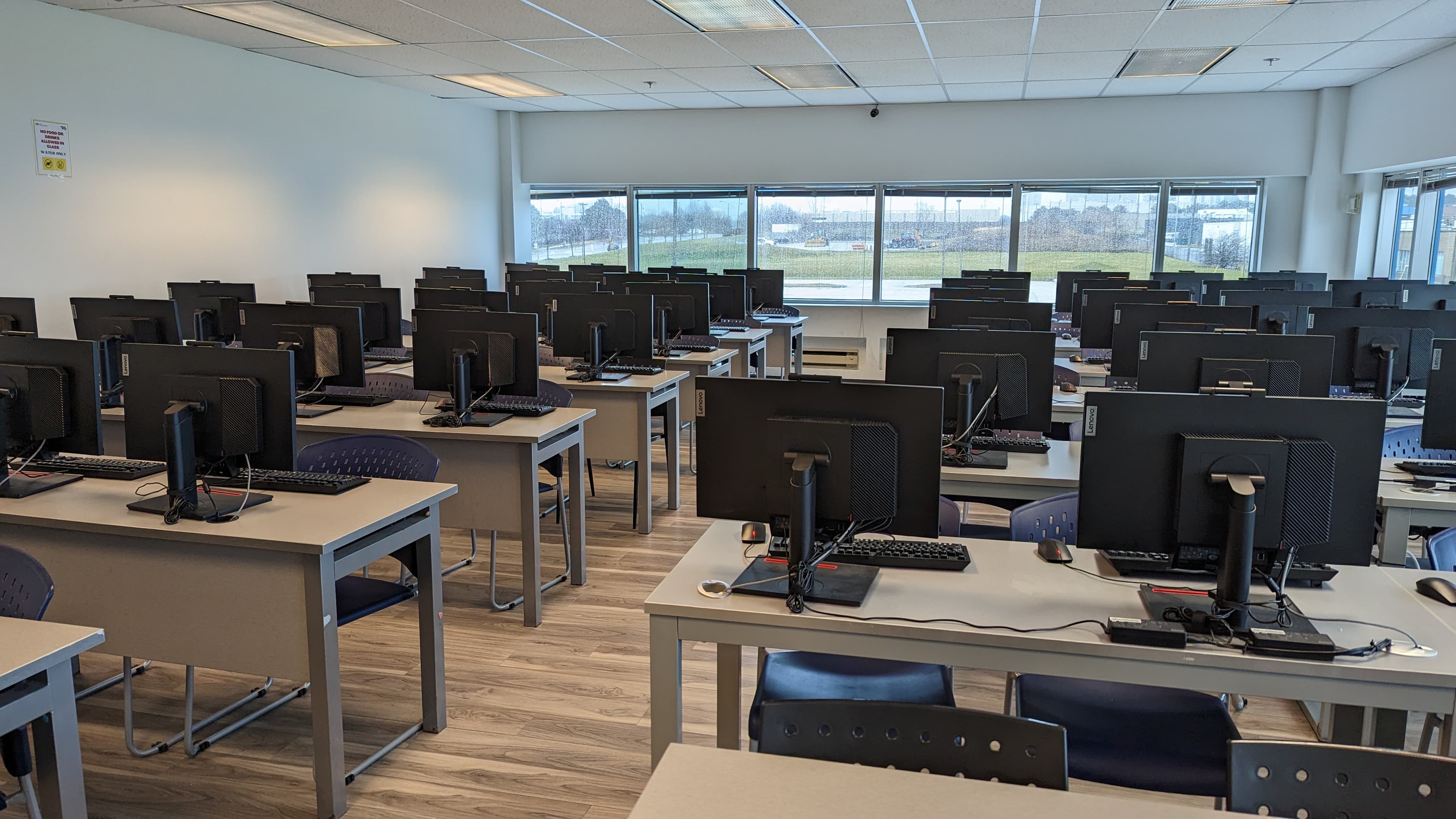 Loyalist College Toronto bilgisayar laboratuvarı fotoğrafı