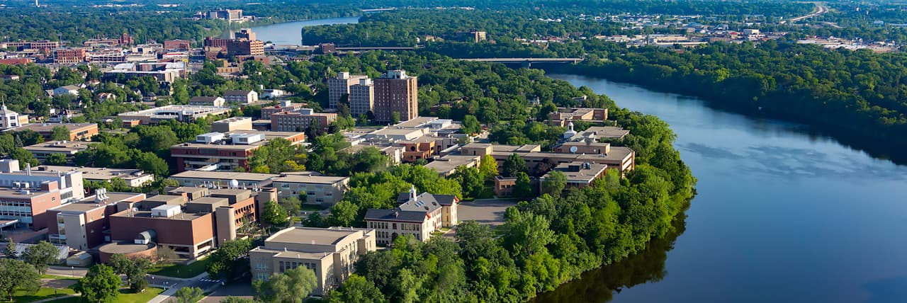 St. Cloud State University kampüs / Mississippi Nehri kıyısı fotoğrafı